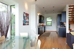 Bridge View Loft 3 Bedroom Condo by RedAwning