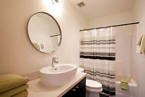 Bridge View Loft 3 Bedroom Condo by RedAwning