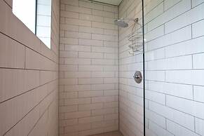 Bridge View Loft 3 Bedroom Condo by RedAwning