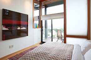 Bridge View Loft 3 Bedroom Condo by RedAwning