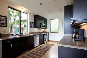 Bridge View Loft 3 Bedroom Condo by RedAwning