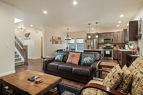 Trails End 5 Bedroom Home by RedAwning