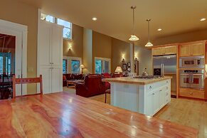 Big Pine Home with Hot Tub Close to Deschutes River Trail by RedAwning
