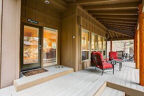 Big Pine Home with Hot Tub Close to Deschutes River Trail by RedAwning