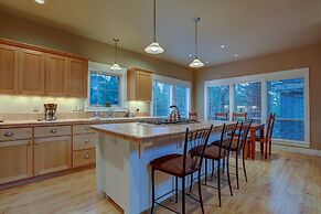 Big Pine Home with Hot Tub Close to Deschutes River Trail by RedAwning