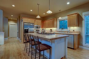 Big Pine Home with Hot Tub Close to Deschutes River Trail by RedAwning