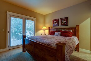 Big Pine Home with Hot Tub Close to Deschutes River Trail by RedAwning