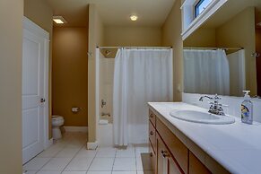 Big Pine Home with Hot Tub Close to Deschutes River Trail by RedAwning