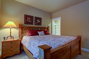 Big Pine Home with Hot Tub Close to Deschutes River Trail by RedAwning