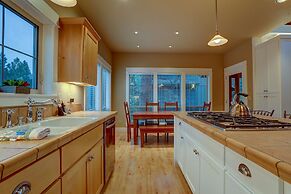 Big Pine Home with Hot Tub Close to Deschutes River Trail by RedAwning