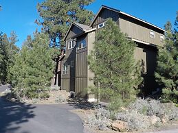 Big Pine Home with Hot Tub Close to Deschutes River Trail by RedAwning