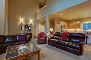 Big Pine Home with Hot Tub Close to Deschutes River Trail by RedAwning