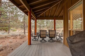 Big Pine Home with Hot Tub Close to Deschutes River Trail by RedAwning