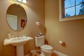 Big Pine Home with Hot Tub Close to Deschutes River Trail by RedAwning