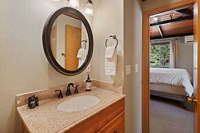 7 Grizzly Home New Private Hot Tub on the Deck and Bike for Adventure 