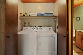 7 Grizzly Home New Private Hot Tub on the Deck and Bike for Adventure 