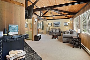 7 Grizzly Home New Private Hot Tub on the Deck and Bike for Adventure 