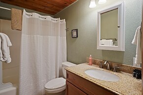 7 Grizzly Home New Private Hot Tub on the Deck and Bike for Adventure 