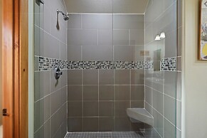 11 Vine Maple 5 Bedroom Home by RedAwning