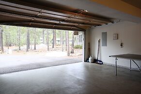 2 Quail Home Private Hot Tub, Steps from SHARC and short walk to the S