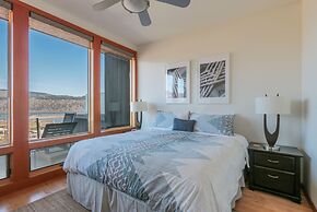 ALOFT Airy Design Townhouse with Columbia River View by RedAwning