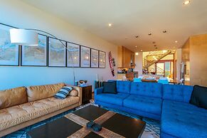 ALOFT Airy Design Townhouse with Columbia River View by RedAwning