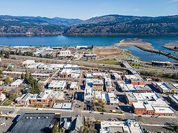 ALOFT Airy Design Townhouse with Columbia River View by RedAwning