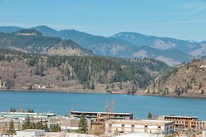 ALOFT Airy Design Townhouse with Columbia River View by RedAwning