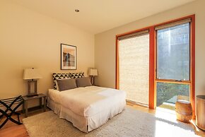 ALOFT Airy Design Townhouse with Columbia River View by RedAwning