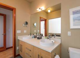 ALOFT Airy Design Townhouse with Columbia River View by RedAwning