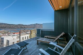 ALOFT Airy Design Townhouse with Columbia River View by RedAwning