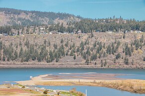 ALOFT Airy Design Townhouse with Columbia River View by RedAwning
