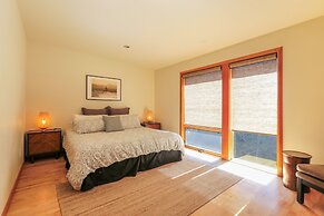 ALOFT Airy Design Townhouse with Columbia River View by RedAwning
