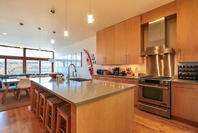 ALOFT Airy Design Townhouse with Columbia River View by RedAwning