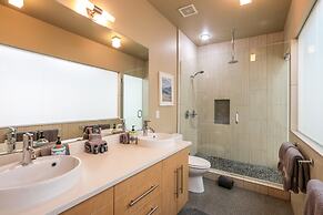 ALOFT Airy Design Townhouse with Columbia River View by RedAwning