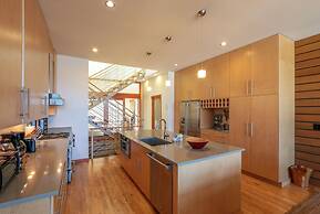 ALOFT Airy Design Townhouse with Columbia River View by RedAwning
