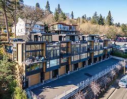 ALOFT Airy Design Townhouse with Columbia River View by RedAwning