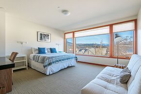 ALOFT Airy Design Townhouse with Columbia River View by RedAwning