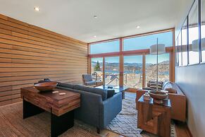 ALOFT Airy Design Townhouse with Columbia River View by RedAwning