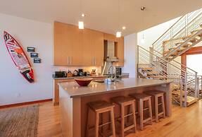 ALOFT Airy Design Townhouse with Columbia River View by RedAwning