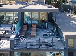 ALOFT Airy Design Townhouse with Columbia River View by RedAwning