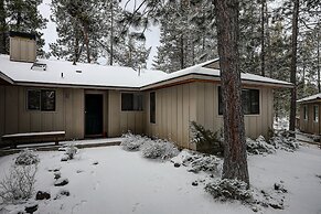 Pet-friendly 6 Otter Home Features Bikes to Explore Sunriver Village b