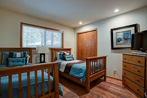 Pet-friendly 6 Otter Home Features Bikes to Explore Sunriver Village b