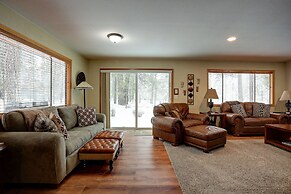 Pet-Friendly 6 Otter Home features Bikes to Explore Sunriver Village b