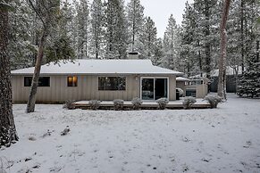 Pet-Friendly 6 Otter Home features Bikes to Explore Sunriver Village b