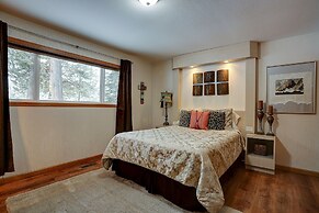 Pet-Friendly 6 Otter Home features Bikes to Explore Sunriver Village b