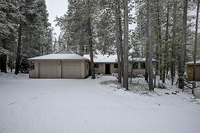 Pet-Friendly 6 Otter Home features Bikes to Explore Sunriver Village b