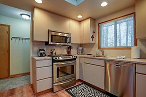 Pet-Friendly 6 Otter Home features Bikes to Explore Sunriver Village b