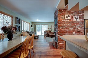 Pet-Friendly 6 Otter Home features Bikes to Explore Sunriver Village b