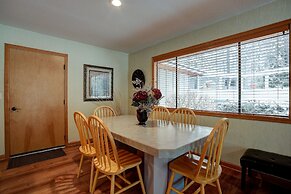 Pet-Friendly 6 Otter Home features Bikes to Explore Sunriver Village b